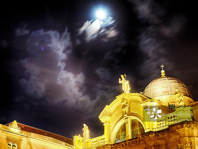 夜晚的圣布莱斯教堂图片素材