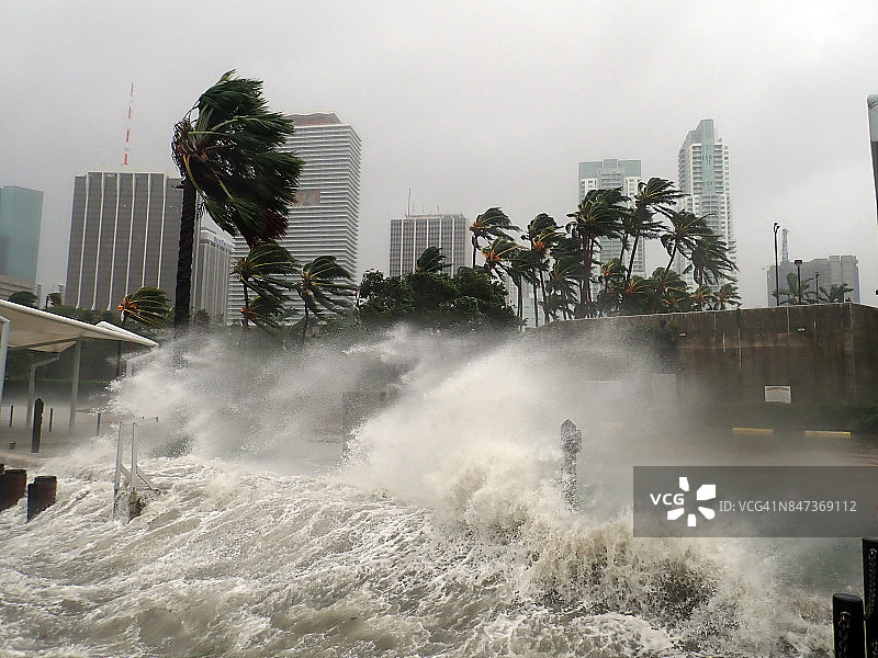 飓风厄玛袭击佛罗里达州迈阿密的极端景象图片素材