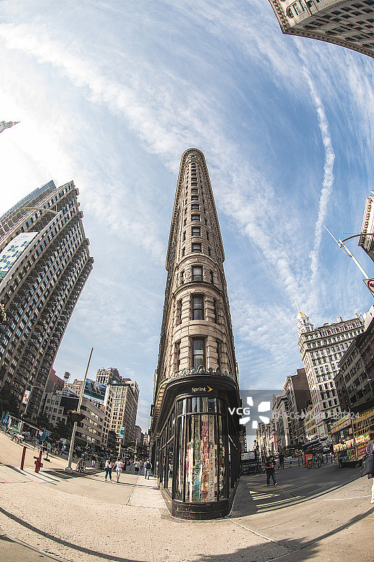 繁忙工作日纽约熨斗大厦的远景镜头图片素材