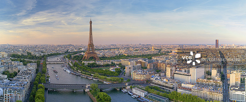 日落时分，埃菲尔铁塔航拍图图片素材