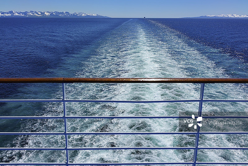 从游轮上看通往阿拉斯加内陆航道的船尾景观图片素材