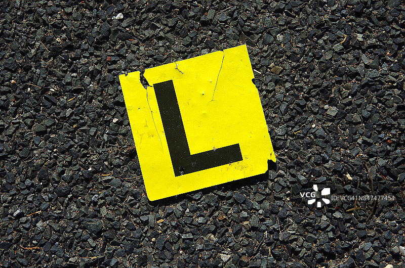 在澳大利亚新南威尔士州麦觉理港的沥青路上遗失了学车许可证L牌图片素材