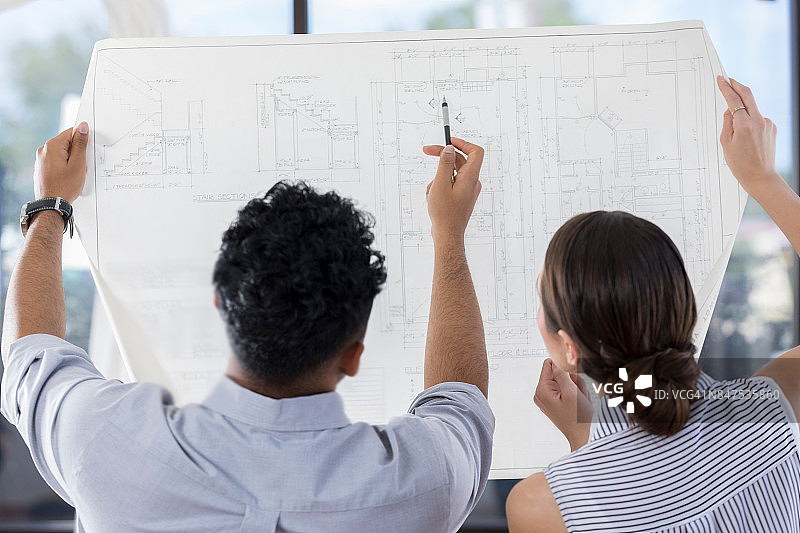 建筑师审查蓝图的背影图片素材