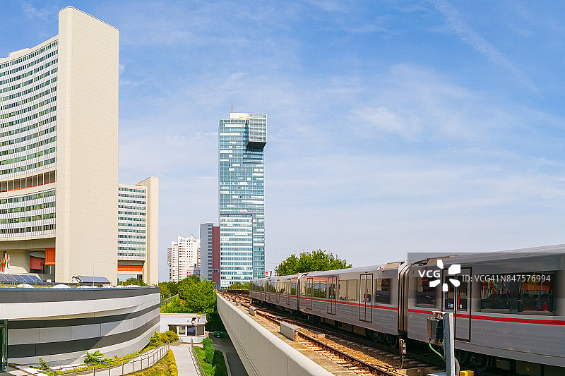 奥地利维也纳的办公大楼和地铁列车图片素材