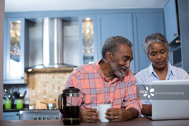 情侣正在看笔记本电脑图片素材
