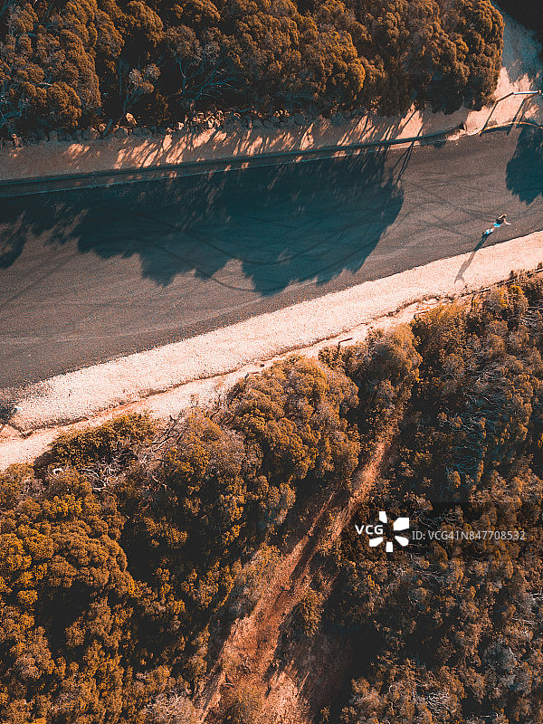 玩长板滑板的女子航拍图图片素材