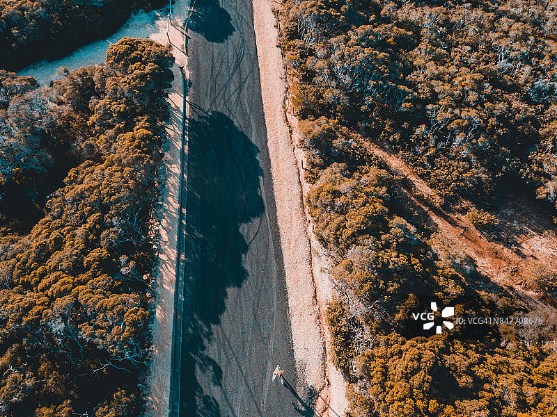 玩长板滑板的女子航拍图图片素材
