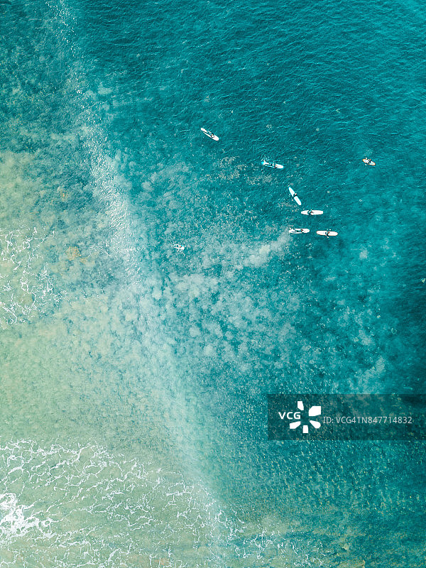海洋上的冲浪者鸟瞰图图片素材