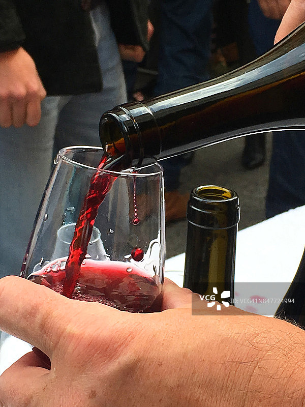 在巴黎的葡萄酒街节上倾倒红酒图片素材