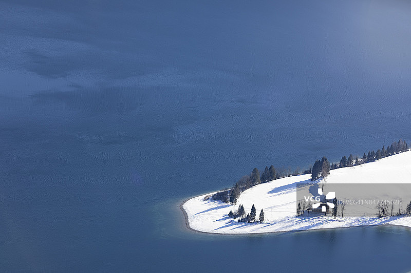 德国巴伐利亚瓦chen湖的雪景湖畔高角度视图图片素材