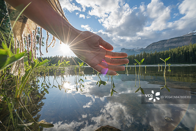手捧山间湖泊的淡水图片素材