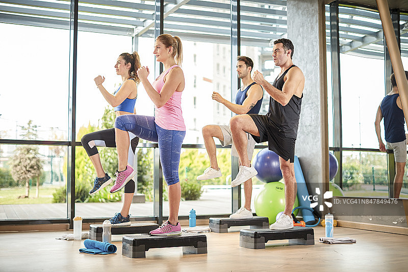 在健身房集体锻炼的人们图片素材