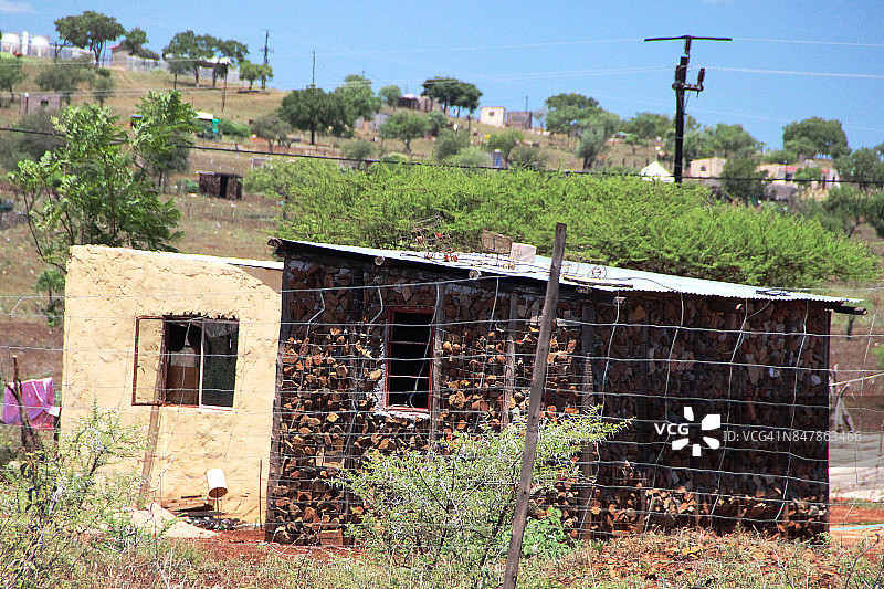 南非住宅的石笼墙图片素材