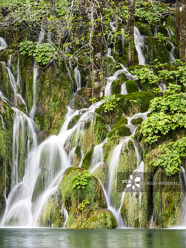 普利特维采湖群国家公园的瀑布图片素材