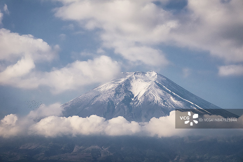 云雾中的富士山图片素材