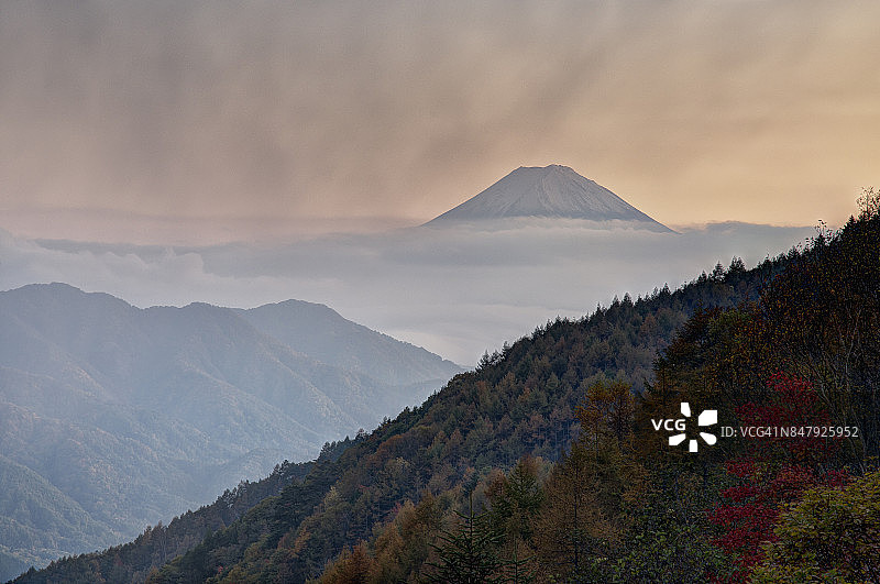 从山木泽关隘眺望富士山图片素材