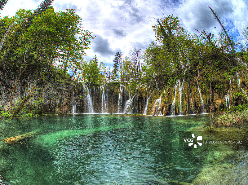 普利特维采湖群国家公园的瀑布图片素材