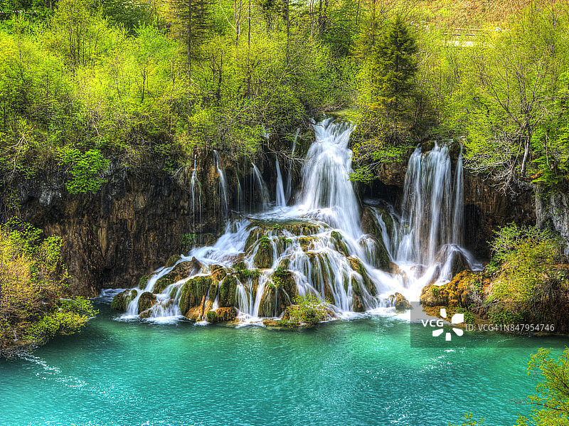 普利特维采湖群国家公园的瀑布图片素材