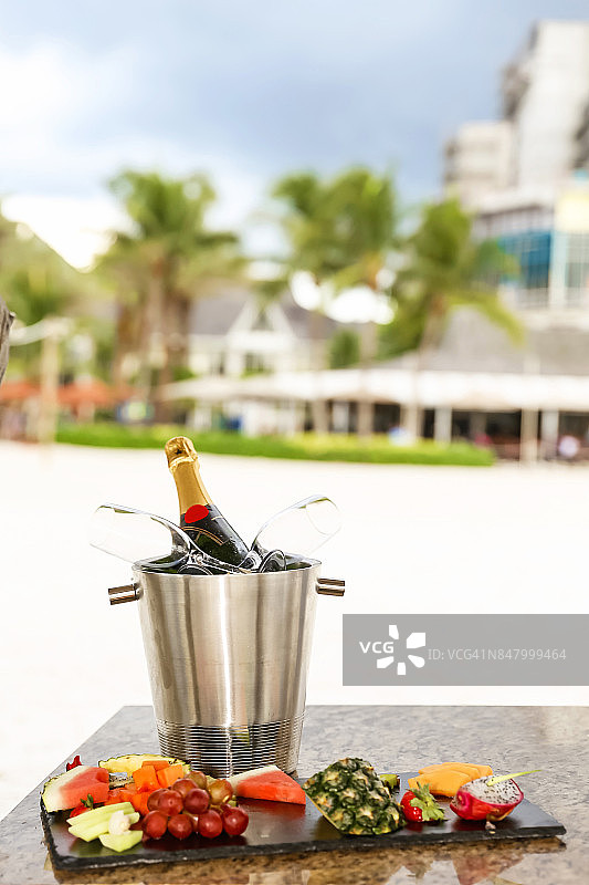 水果、气泡酒和海滩背景图片素材