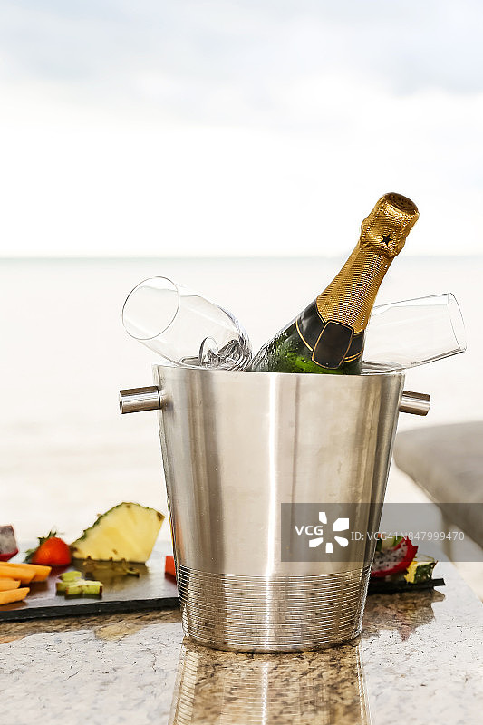 水果、气泡酒和海滩背景图片素材