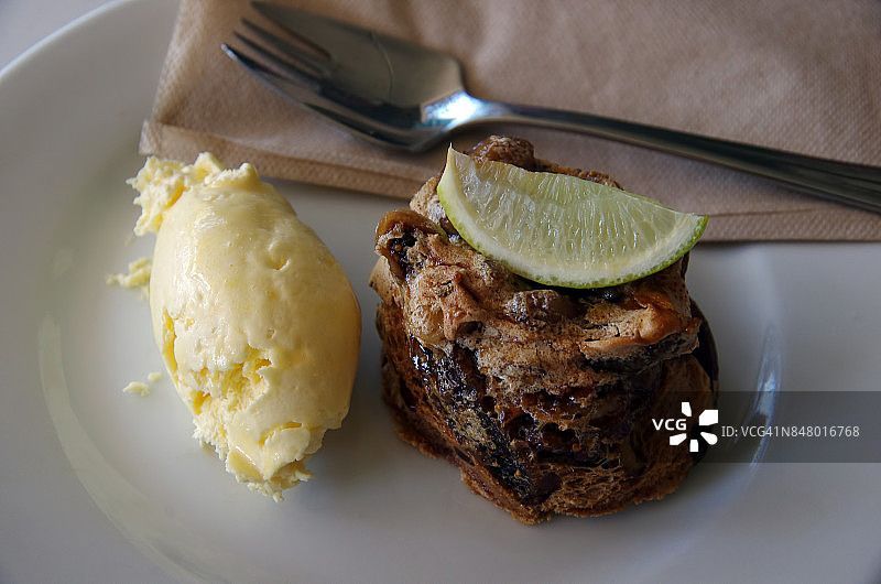 干无花果核桃无麸质蛋糕配酸橙和凝结奶油图片素材