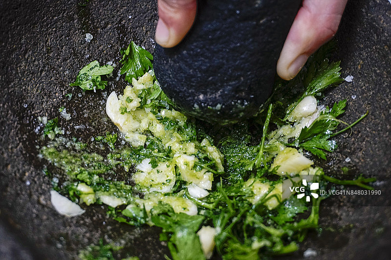 研磨大蒜和欧芹图片素材