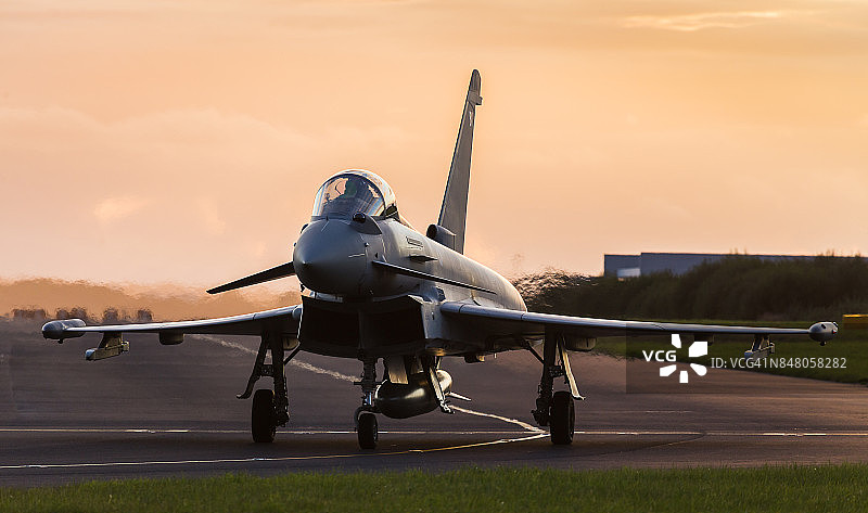 逆光台风滑行起飞图片素材