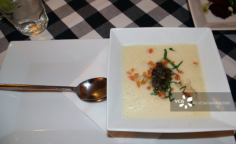 奶油芹菜根汤配炸根类蔬菜和松露图片素材