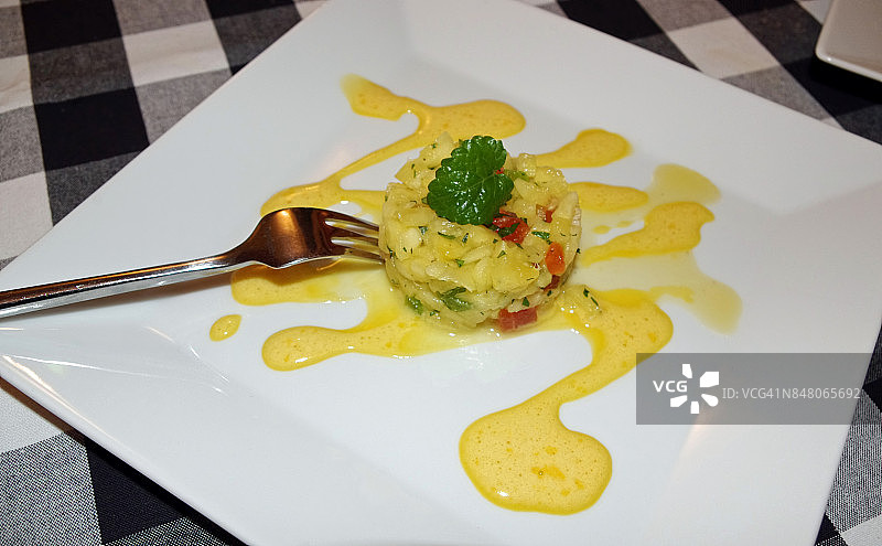 柠檬香蜂草菠萝鞑靼配香草泡沫萨芭雍图片素材