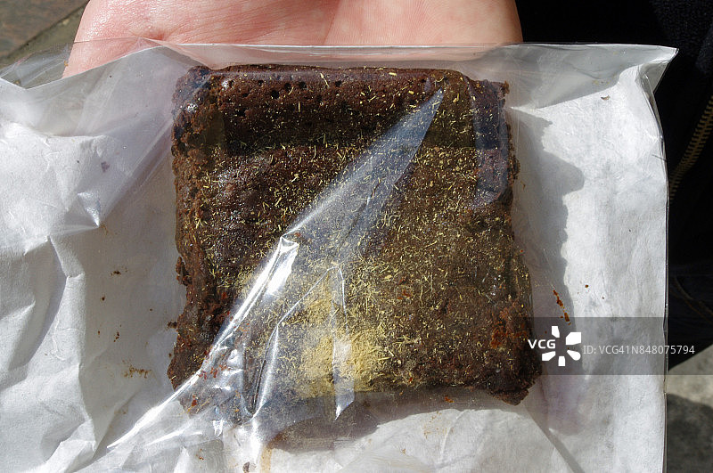甘草布朗尼，以甘草根粉装饰，装在塑料袋中，伦敦博罗市场图片素材