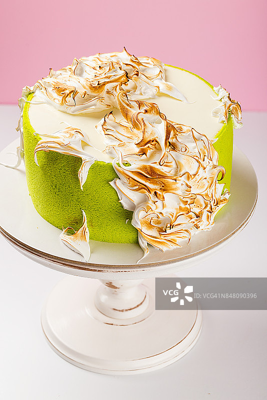 用烤蛋白酥皮装饰的绿色蛋糕图片素材
