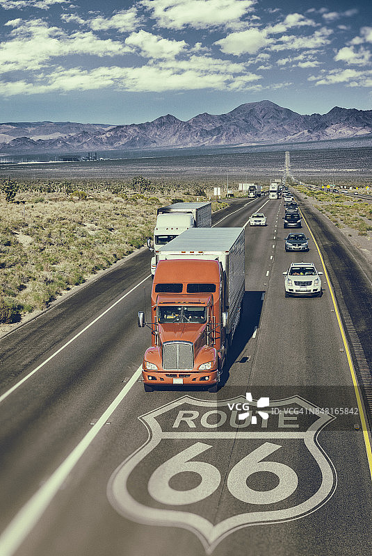 蓝色卡车行驶在美国西南部66号公路上图片素材