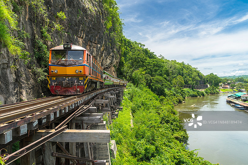 泰国桂河大桥上的火车图片素材