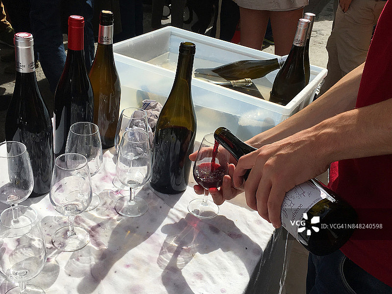 在巴黎的葡萄酒节上倒酒图片素材