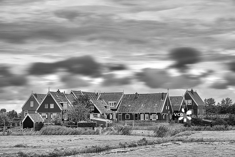 荷兰村庄上空的壮丽天空图片素材