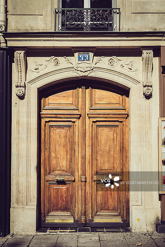 巴黎经典双门，烧木色图片素材