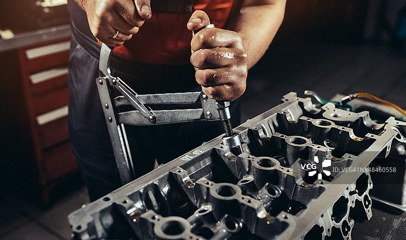 汽车修理店维修V10发动机图片素材