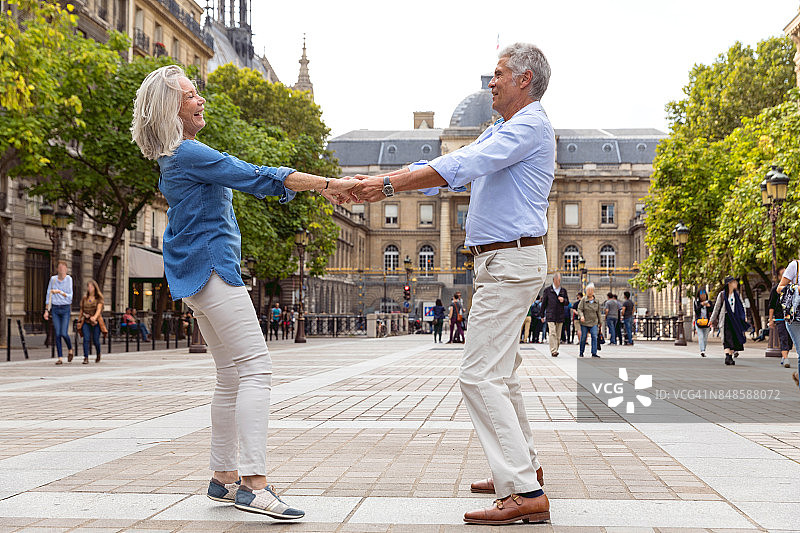 老年人拥抱世界图片素材