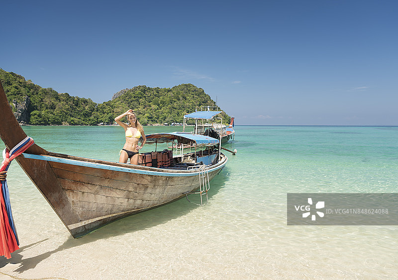 女游客在泰国皮皮岛乘坐长尾船旅行图片素材