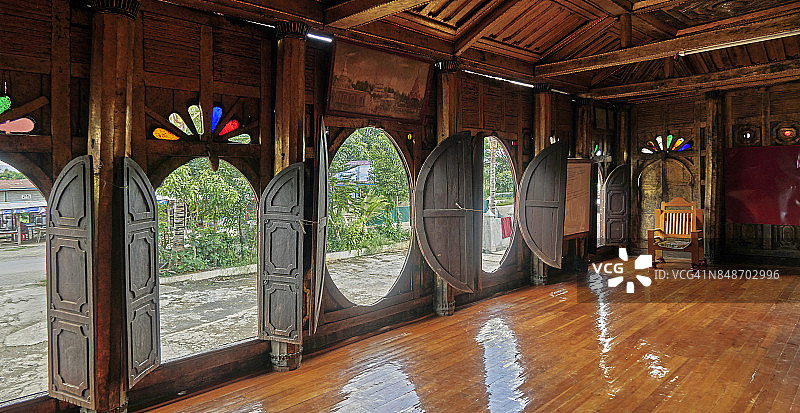 瑞扬格耶寺内部，透过椭圆形窗户的景色图片素材