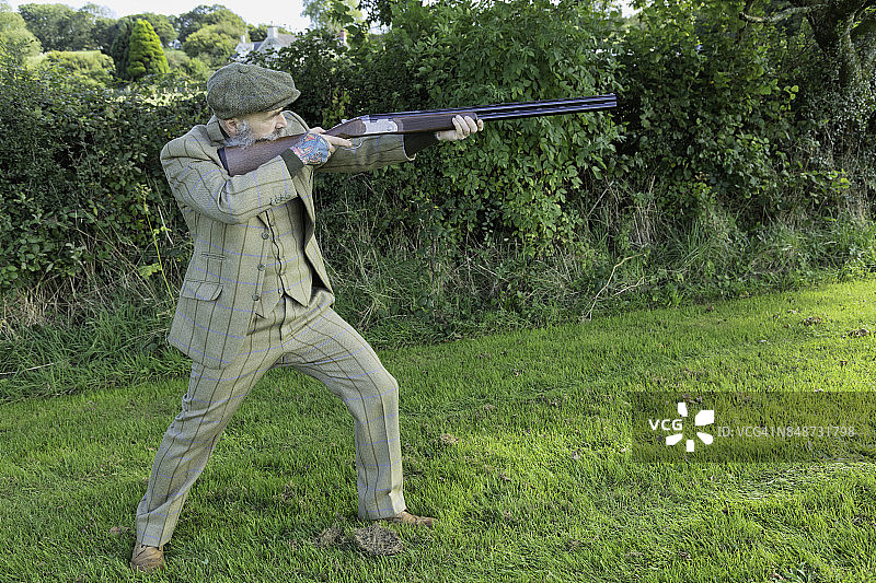 乡村绅士开枪图片素材