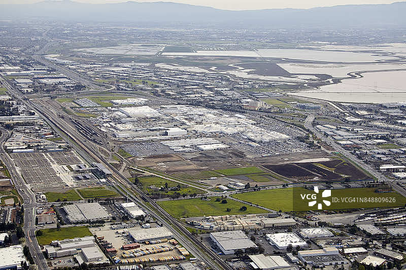 旧金山湾区圣克拉拉县特斯拉汽车弗里蒙特工厂南部航拍，美国加利福尼亚州图片素材