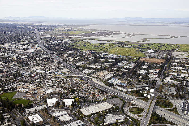 从空中俯瞰旧金山湾区山景城的谷歌总部和办公室图片素材