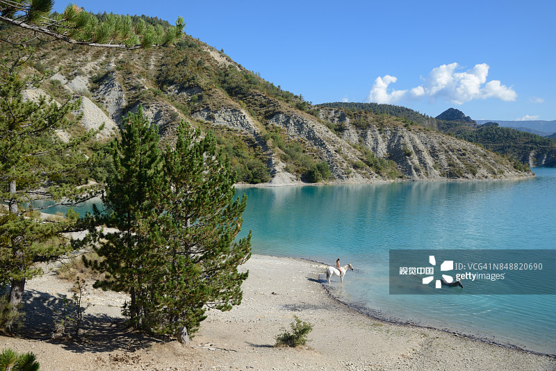 法国普罗旺斯卡斯蒂永湖的马图片素材