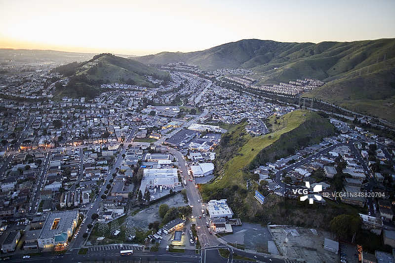 旧金山湾区南旧金山以北的暮光航拍景观，美国加利福尼亚州图片素材