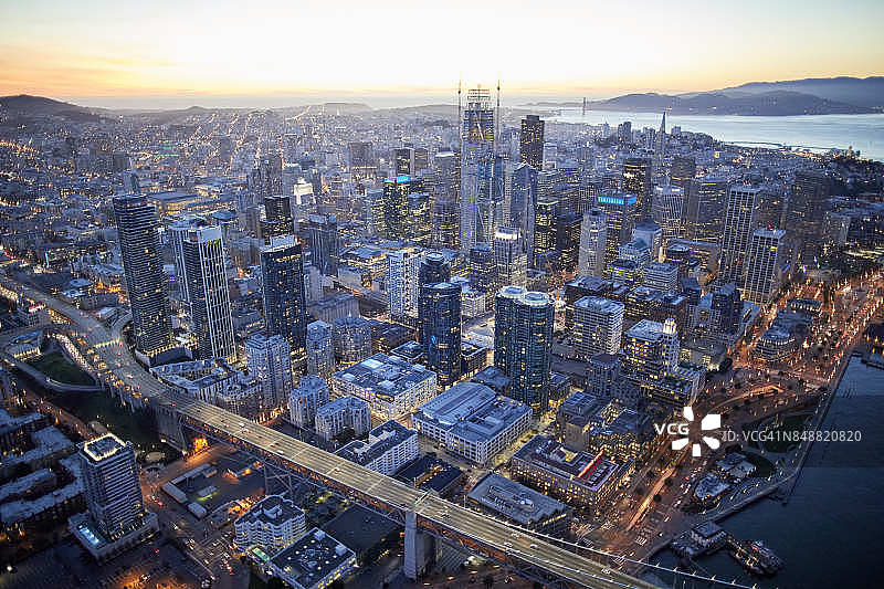 旧金山湾区林孔山和金融区西南部的暮光航拍，美国加利福尼亚州图片素材