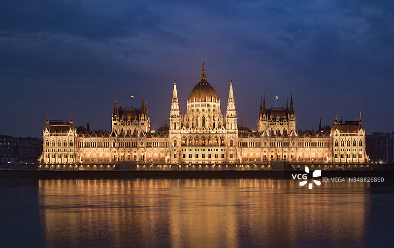 匈牙利议会大厦和多瑙河夜景，布达佩斯图片素材