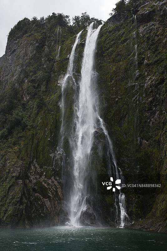 米尔福德峡湾的斯特林瀑布图片素材
