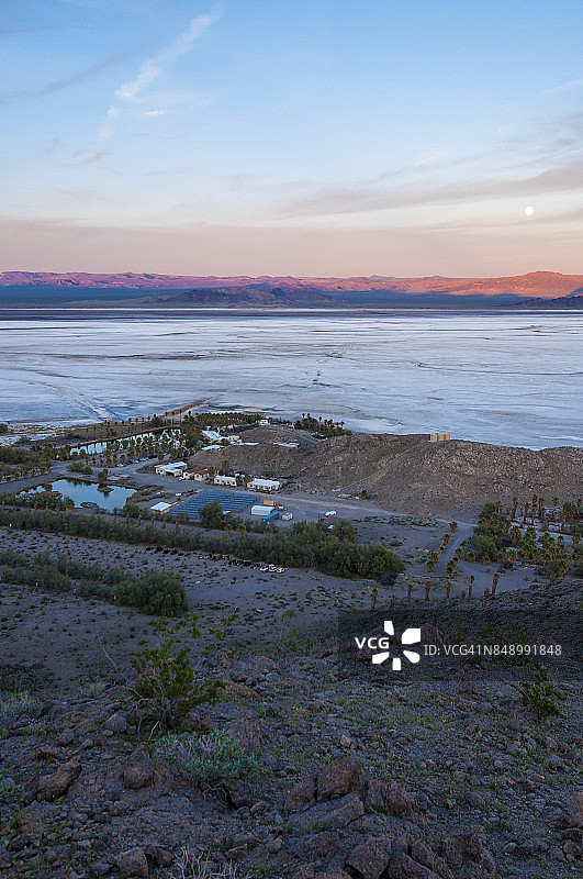 西部沙漠上升起的满月图片素材