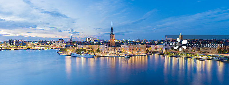 瑞典斯德哥尔摩骑士岛和老城区的黄昏天际线图片素材